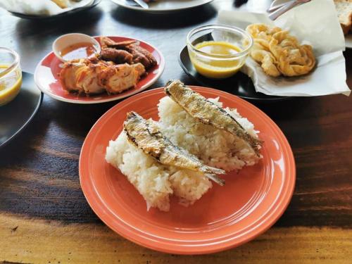 沙敦Pakarang Resort的两盘食物,桌上有鱼和米