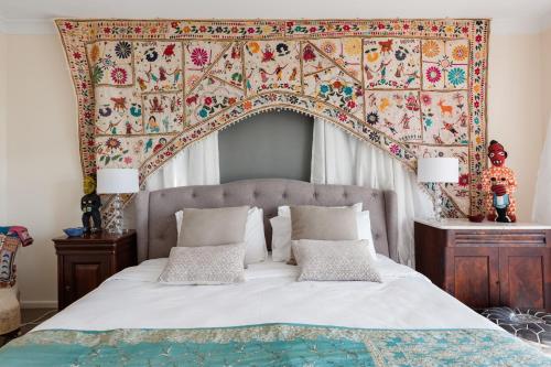 纽波特Newport Beach Spacious 2 bedrm apt Casa de Piña的一间卧室配有一张带天蓬的大床