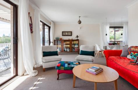 纽波特Newport Beach Spacious 2 bedrm apt Casa de Piña的客厅配有红色的沙发和桌子
