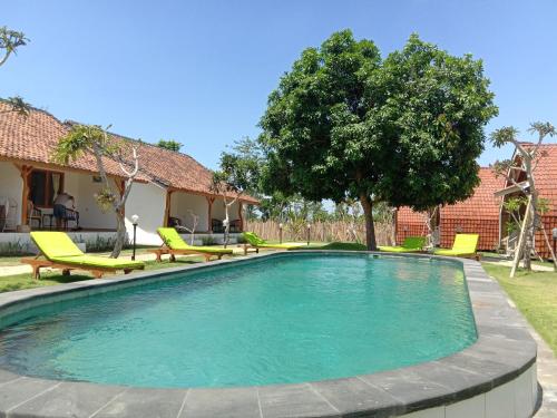 La Cama Bali内部或周边的泳池