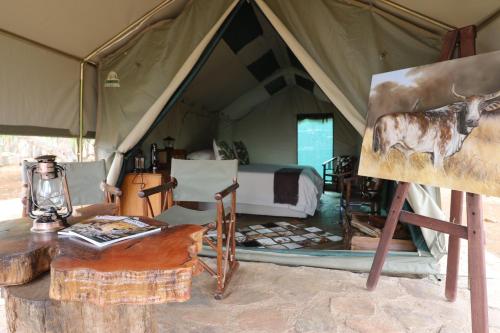 察嫩Sable Creek Safari Lodge的帐篷内的一张床铺的绘画
