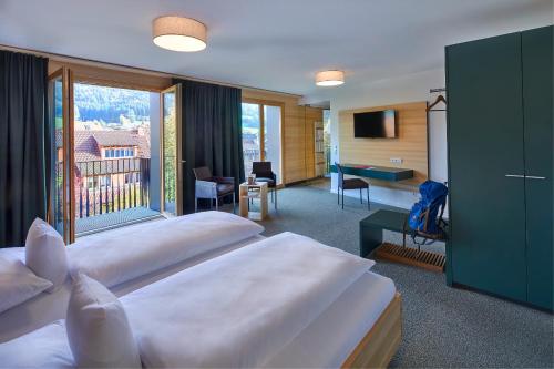 埃尔察赫ElzLand Hotel 9 Linden的酒店客房设有两张床和一个阳台。