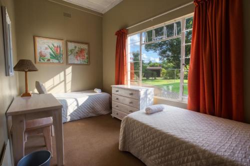 萨比Merry Pebbles Resort的一间卧室设有两张床和窗户。