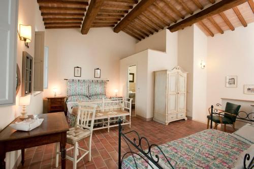 蒙特罗尼德阿尔比亚圣特埃尔伯图乡村民宿的一间卧室配有两张床和一张桌子。