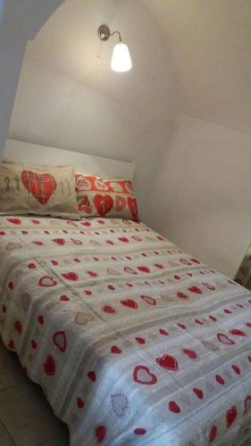 梅克内斯Youth Hostel Medina的一间卧室配有一张带鲜花毯子的床