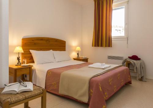 丰罗穆千阳欧达利斯公寓式酒店 的一间卧室设有一张大床和一个窗户。