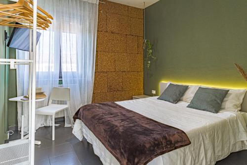 兰恰诺Lotus House的一间卧室设有一张大床和绿色的墙壁