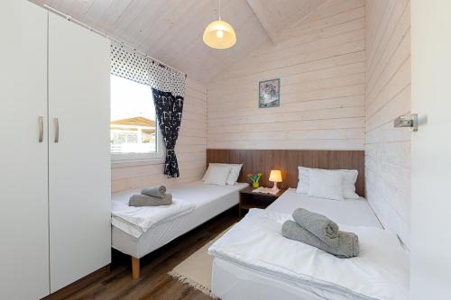 奇普Chłopy Beach Resort的木墙客房的两张床