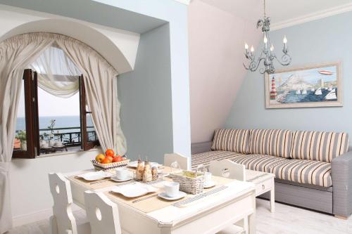 卡瓦尔纳阿莱格拉别墅酒店的客厅配有沙发和桌子