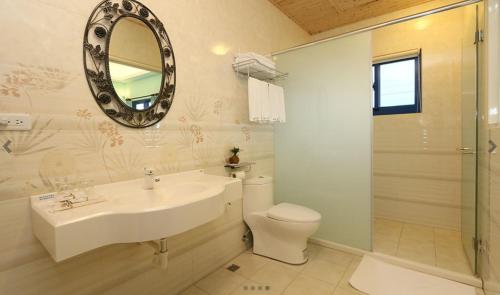 成功镇幸福小筑海景民宿的一间带水槽、卫生间和镜子的浴室