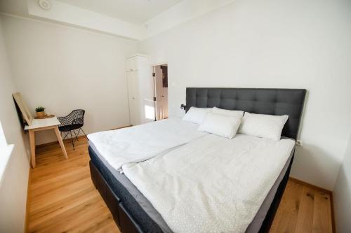 塔尔图Lossi 32 Lux Apartment的一间卧室配有一张带白色床单的大床