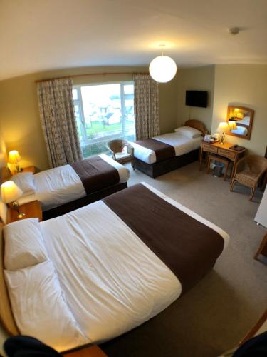 特拉莫尔海滩港口住宿加早餐酒店的酒店客房带两张床和一个客厅