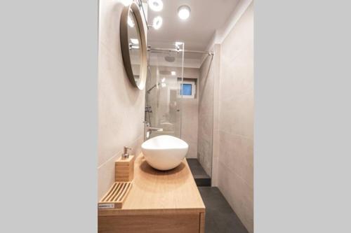 克卢日-纳波卡Briana Luxury Sky View Studio的浴室设有白色水槽和镜子