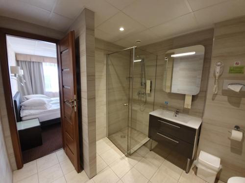 托伊拉托尔拉Spa酒店的带淋浴、卫生间和盥洗盆的浴室