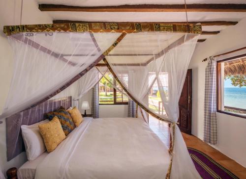 乌罗阿Filao Beach by Sansi的一间卧室配有一张带天蓬的床