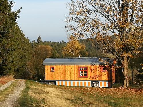 TettauBenno der Zirkuswagen的坐在路边的小房子