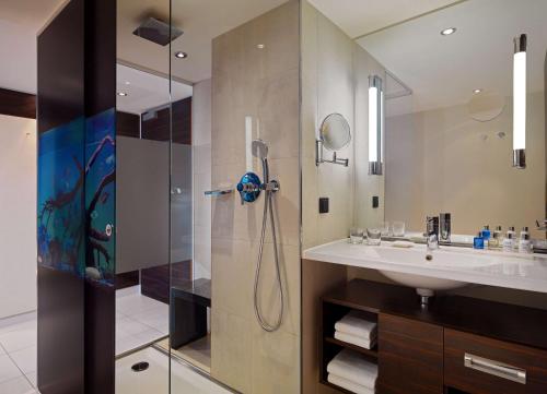 莱比锡莱比锡丽笙酒店的带淋浴和盥洗盆的浴室