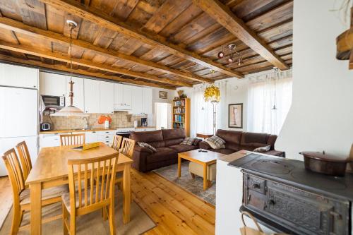 瓦萨Dream Cottage in Center - AinaBnb - Residence Kappsäcken的厨房和带木制天花板的客厅