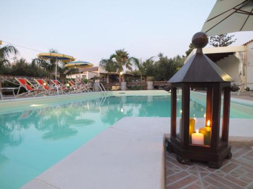 罗戈·格兰德齐亚皮娅乡间别墅酒店的游泳池旁的灯笼