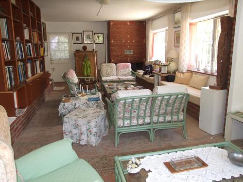 阿瓜德奥罗casa tunquelen的带沙发、椅子和桌子的客厅