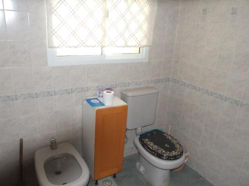 阿瓜德奥罗casa tunquelen的一间带卫生间和水槽的浴室