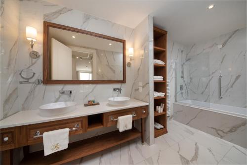 杜布罗夫尼克皇家蔚蓝酒店的一间带两个盥洗盆和大镜子的浴室