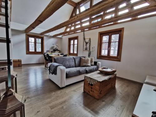 KesseldorfUne Maison à Colombages - Cosy, Lumineuse et Sauna的客厅配有沙发和桌子