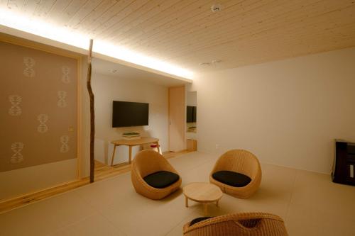 金泽so, KANAZAWA的客厅配有两把椅子和电视