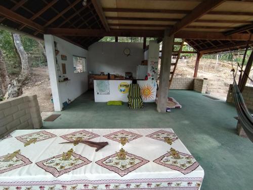 韦尔卡鲍Kombi Hostel Camping的房屋中间带桌子的房间