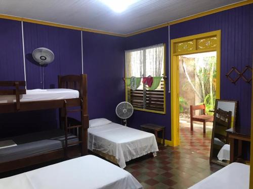 南圣胡安Casa Romano Hostel的客房设有两张双层床和一扇窗户。