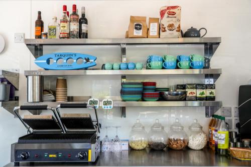圣阿格尼丝Driftwood Spars的厨房配有带食品和饮料的冰箱