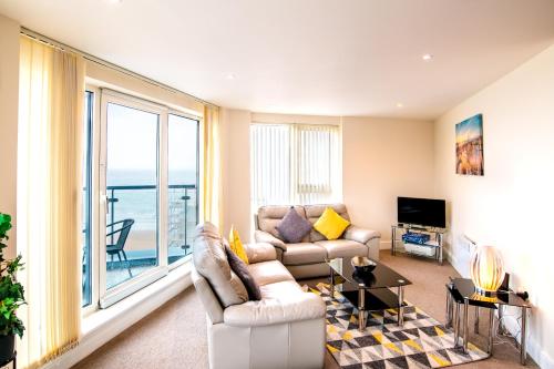 斯旺西Just Stay Wales - Meridian Quay Apartments的带沙发和大窗户的客厅