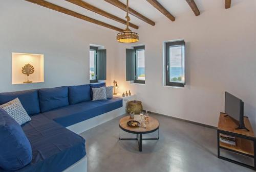 安倍拉斯Vastblue of Paros的客厅配有蓝色的沙发和桌子