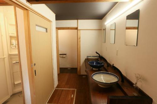 NagaokaGuesthouse Izame Ann的一间带水槽和两个水槽的浴室