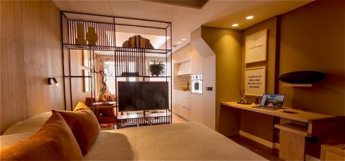 大加那利岛拉斯帕尔马斯the matter Meaningful apartments的一间卧室配有一张床和一台电视