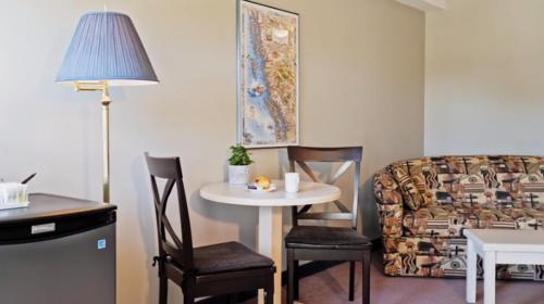 哈迪港Quarterdeck Inn Port Hardy的客厅配有桌子和沙发