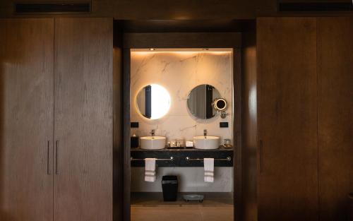 莫雷洛斯港The Fives Oceanfront的浴室设有2个水槽和镜子