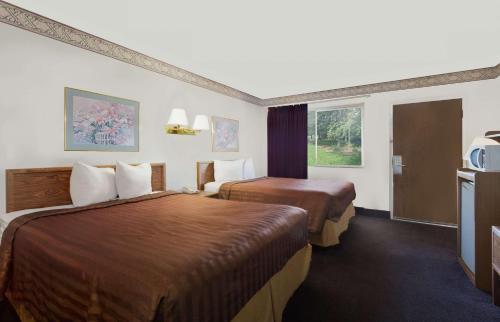 佩吉Travelodge by Wyndham Page, View of Lake Powell的酒店客房设有两张床和窗户。