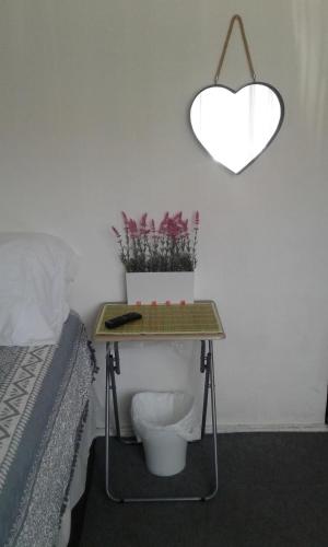 拉塞雷纳Habitaciones Florencia的卧室配有一张桌子,毗邻一张床