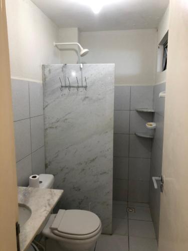 佩雷克Apartamento à beira mar的白色的浴室设有卫生间和淋浴。