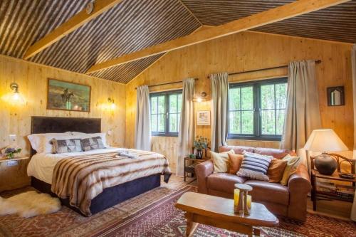Clachan of CampsieOff-Grid Relaxing Getaway at The Captain's Rest的一间卧室配有一张床和一张沙发