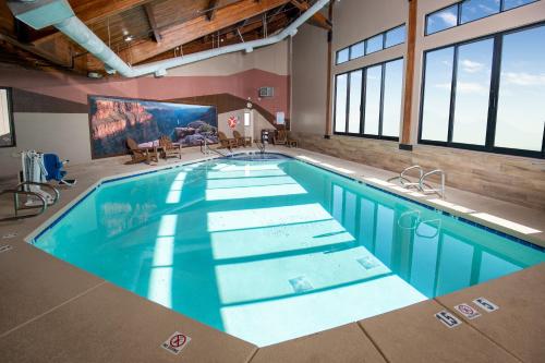 图萨扬Holiday Inn Express & Suites Grand Canyon, an IHG Hotel的大房间的一个大型游泳池