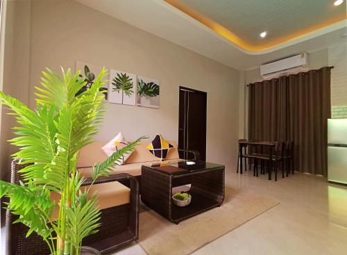 甲米镇The Apex private pool villa Krabi的客厅配有沙发和桌子