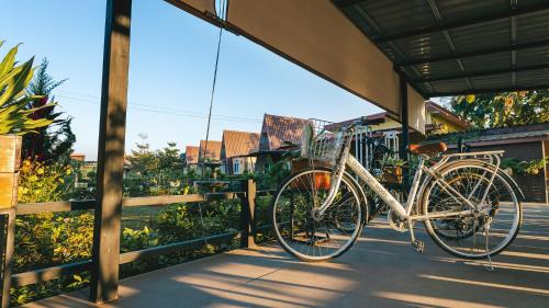 清莱班仙苏可旅馆的自行车停在围栏旁边的人行道上