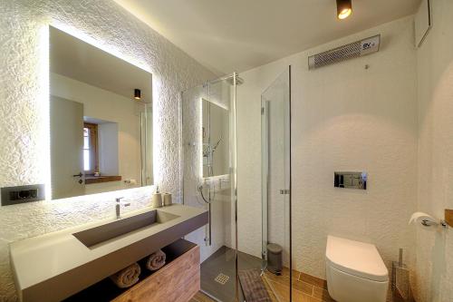 斯马尔诺Aldilà Art Rooms, Apartment and Vacation House的一间带水槽、卫生间和淋浴的浴室