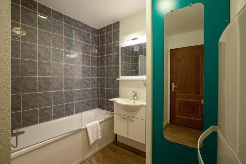 艾克斯莱班阿祖雷公寓酒店的带浴缸和盥洗盆的浴室