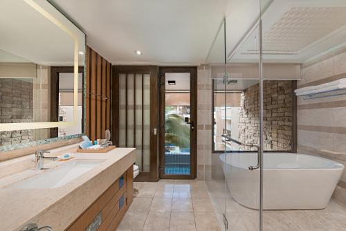 长滩岛和南恩泻胡度假酒店的带浴缸、水槽和淋浴的浴室
