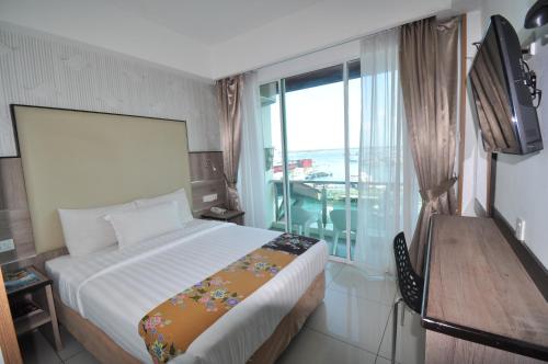 仙本那Sipadan Inn 3的一间卧室设有一张床和一个美景窗户。