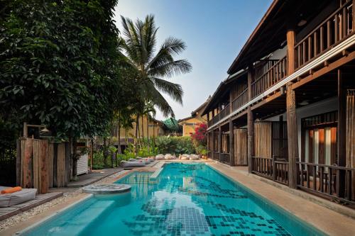 琅勃拉邦达拉布华豪宅酒店的一座建筑物中央的游泳池