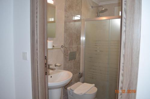 费特希耶乌戈尔酒店的一间带水槽、卫生间和淋浴的浴室